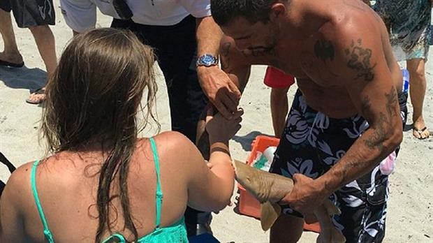 Una mujer llegó al hospital con un tiburón mordiéndole el brazo | Internacionales