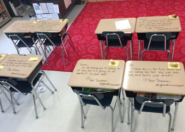 Una profesora motiva a sus alumnos con notas en los pupitres | Curiosidades