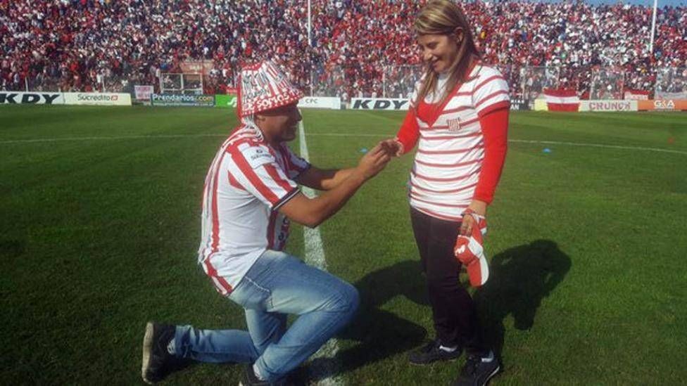 Tucumán: Hincha le pidió casamiento a su novia ante 20 mil personas en la cancha | Curiosidades