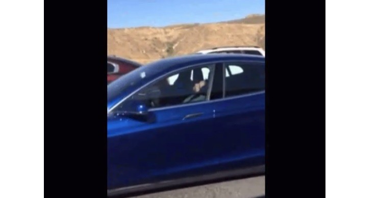 #EsViral: Se duerme en su auto mientras "maneja" el piloto automático | Redes