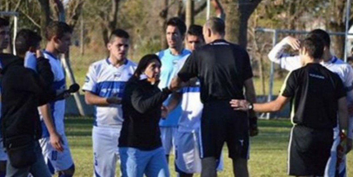 Una doctora frenó un partido de fútbol para evitar que un jugador vuelva a la cancha | Deportes