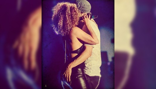 Video: A Enrique Iglesias se le fue la mano con una cantante en el escenario | Espectáculos
