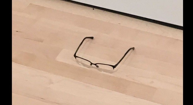 #EsViral Dejó un par de anteojos en el piso de una galería de arte y ésto es lo que sucedió | Redes