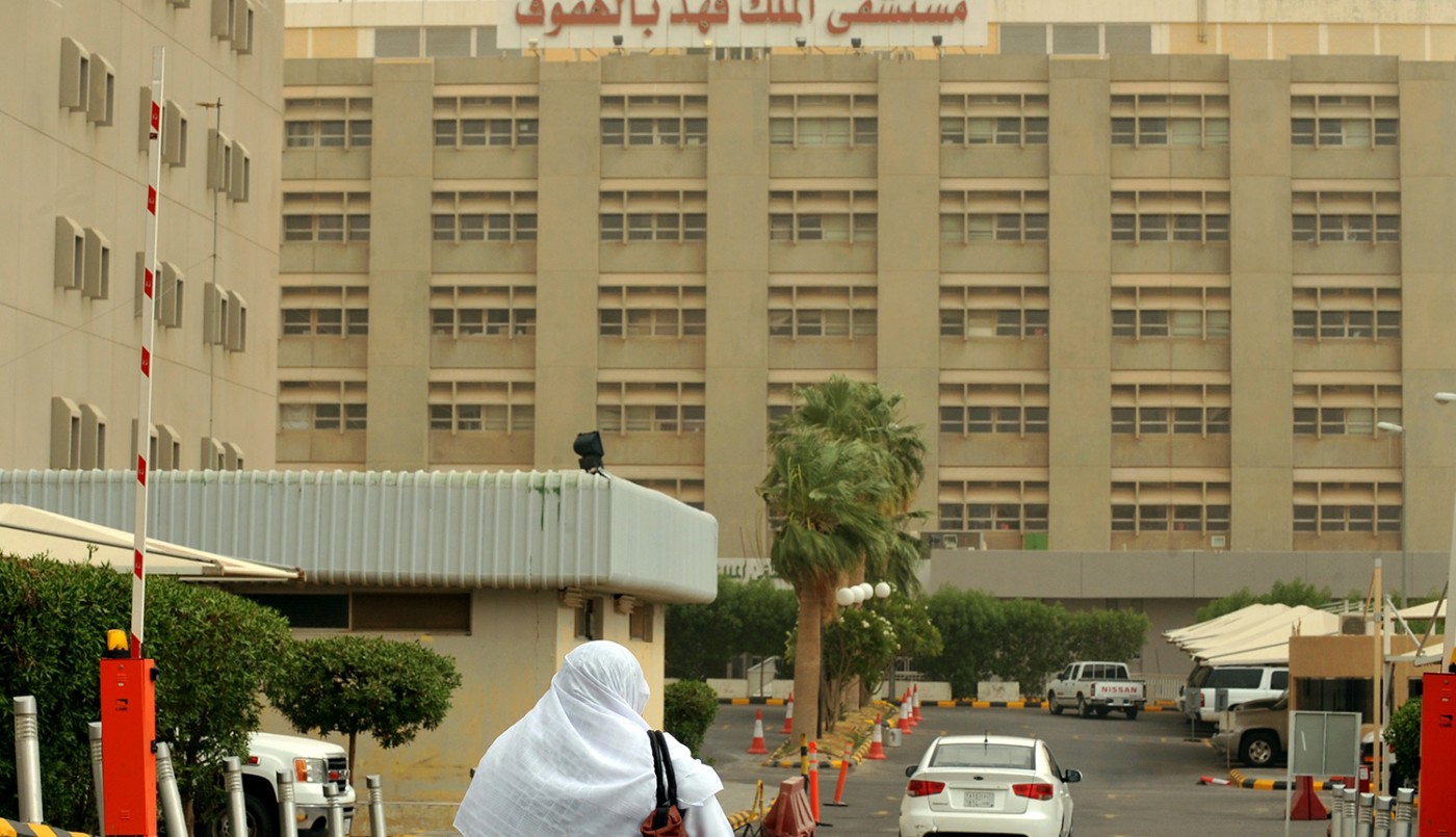 Un hombre saudí dispara al médico que ayudó a su mujer en el parto por haberla visto desnuda | Internacionales