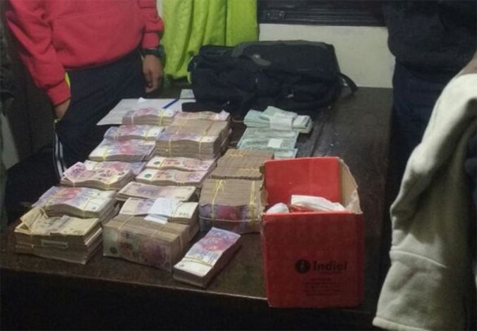 Los perseguía Gendarmería y desde el auto arrojaron más de un millón de pesos | Actualidad