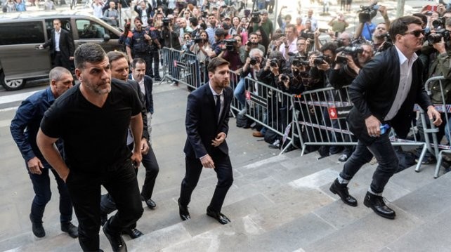 "Vete a jugar a Panamá", le gritaron a Messi al ingresar a declarar por fraude al fisco | Deportes