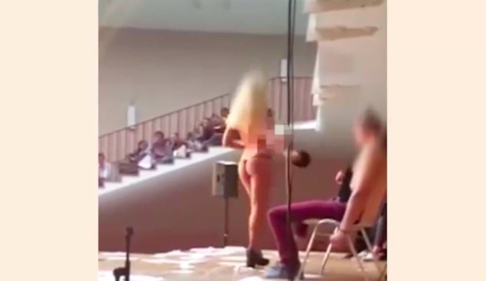 Video: iba a dar una charla sobre igualdad de género y terminó haciendo un striptease | Curiosidades