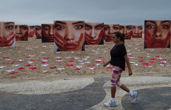 Extienden 420 bombachas en la playa de Copacabana en protesta contra violaciones | Internacionales