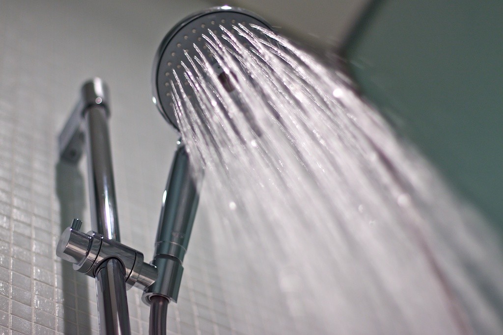 Desarrollan un dispositivo para calentar el agua de la ducha usando orina | Curiosidades