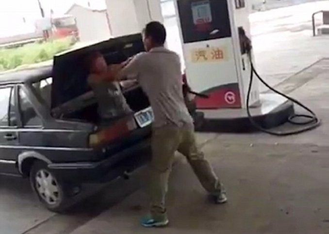Video: un hombre golpea en forma salvaje a su mujer y la encierra en el baúl del auto | Internacionales