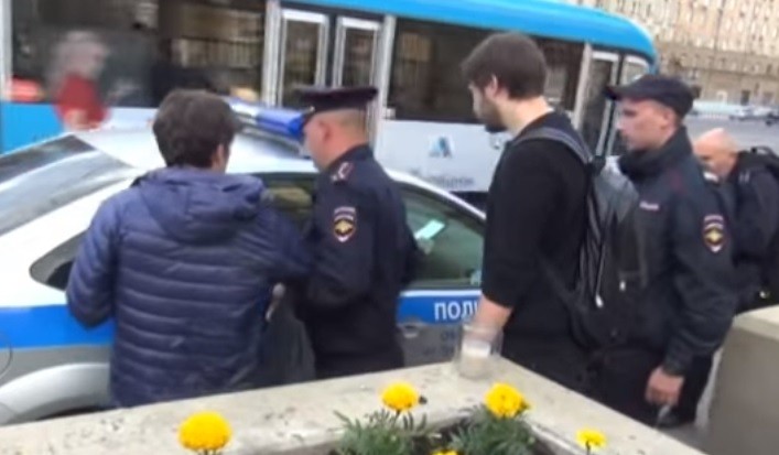 Video: Detienen a una pareja gay en Moscú cuando intentaba dejar unas velas para homenajear a las víctimas de la masacre en Orlando | Internacionales