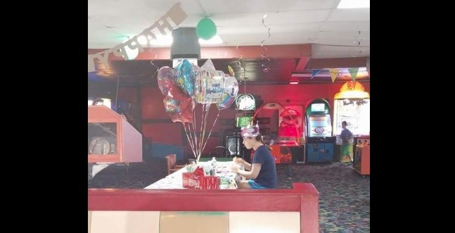 #EsViral Piden que esta chica que padece autismo no vuelva a pasar su cumpleaños sola | Redes