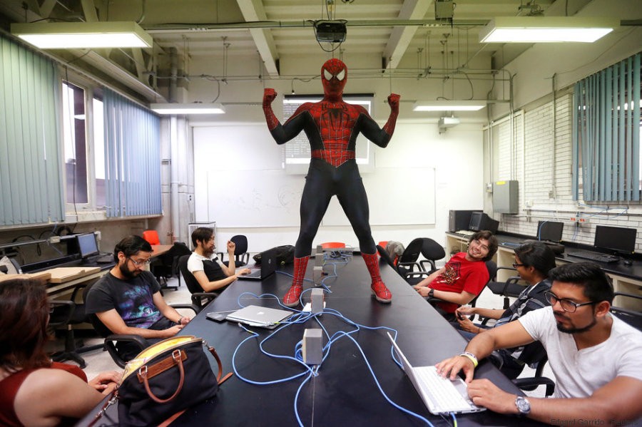 "Spidermoi": El profesor mexicano que da clase disfrazado de Hombre Araña para que le presten atención | Curiosidades