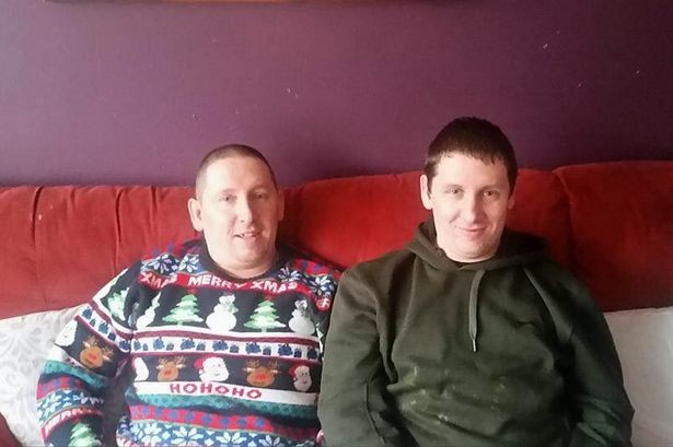 Denuncia que vive un "infierno" por culpa de su gemelo condenado por pedófilo | Internacionales