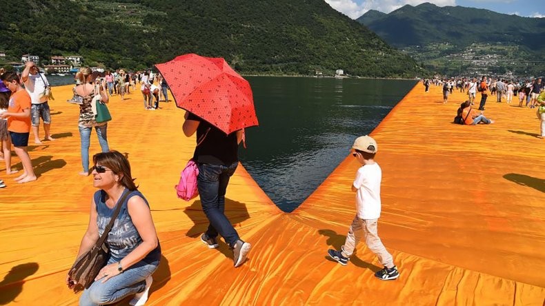 La obra de arte que permite caminar sobre el agua | Curiosidades