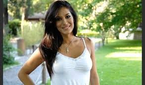 Silvina Escudero posteó la foto de una mujer amamantando un perro y hay polémica | Espectáculos