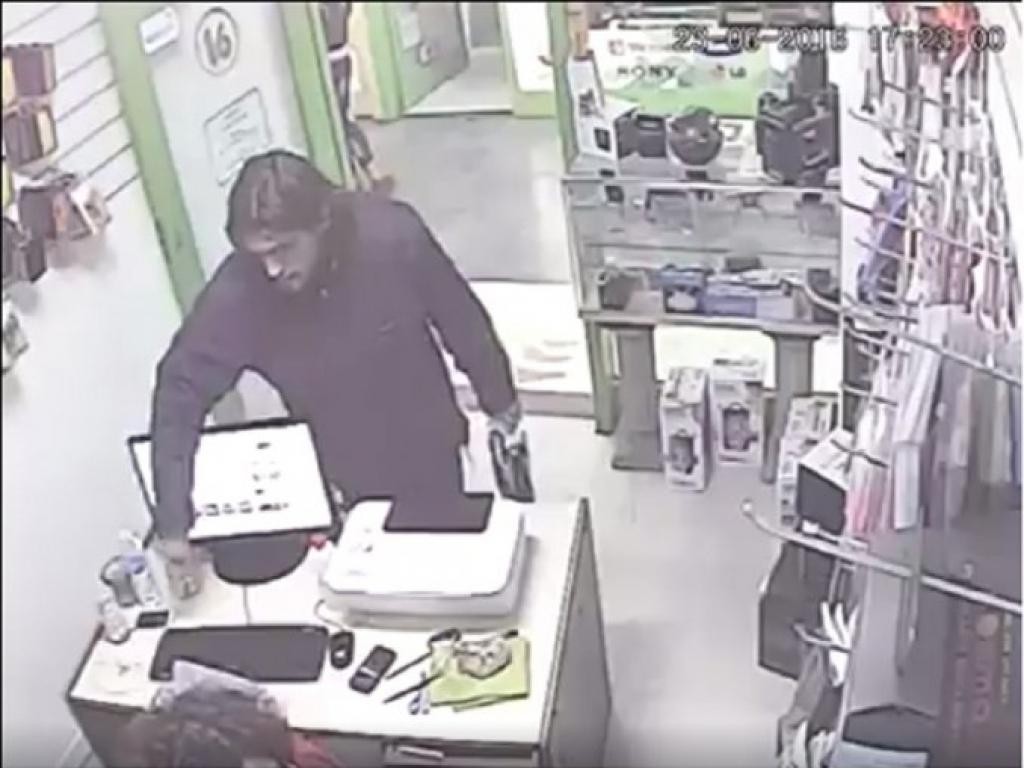 Lo filmaron robando un celular y lo escracharon en Facebook | Actualidad