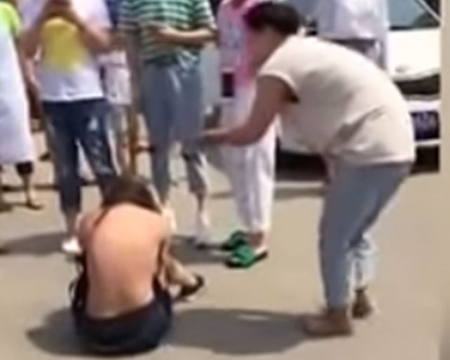 Chinas despechadas:  golpearon, desnudaron y escracharon a la amante de sus maridos | Curiosidades