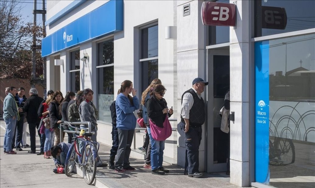 Insólito: impuesto por hacer cola en cajeros bancarios | Actualidad