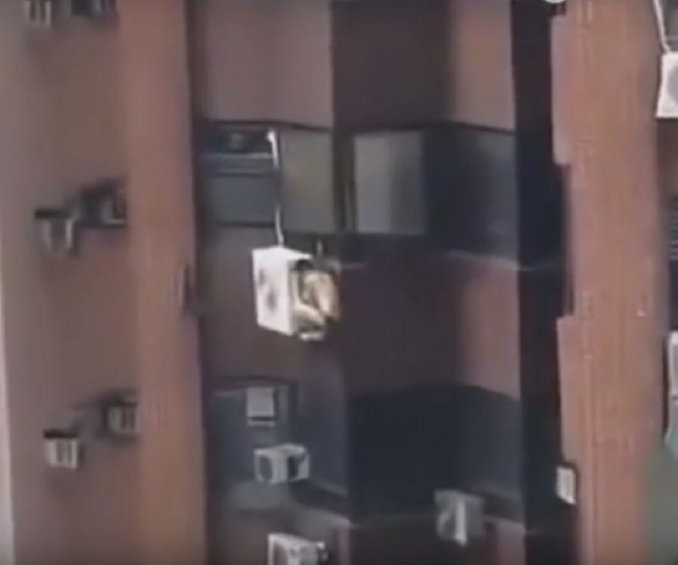 Estaba con una mujer casada, entró el esposo y terminó colgado de un aire acondicionado | Curiosidades