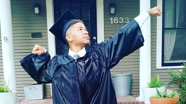 La emocionante historia del joven que vivía en las calles y se graduó entre los primeros de su clase | Internacionales