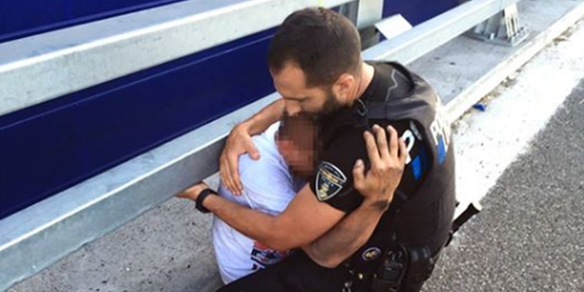 La foto que conmueve España: el abrazo entre un policía y un hombre al que le salvó la vida | Redes
