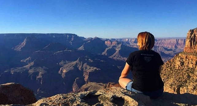 Subió a Instagram una foto instantes antes de tropezar y caer a un precipicio | Redes