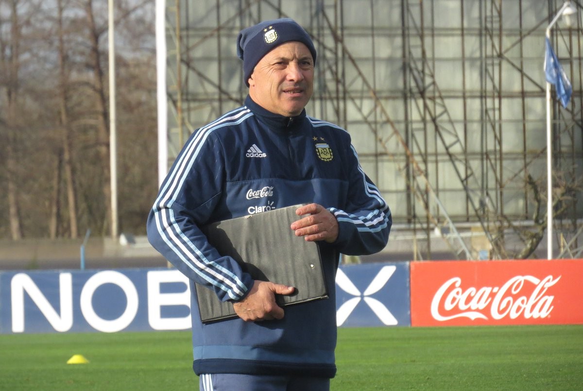 Olarticoechea dijo que el seleccionado olímpico "debe hacerse fuerte ante la adversidad", como en el `86 | Deportes