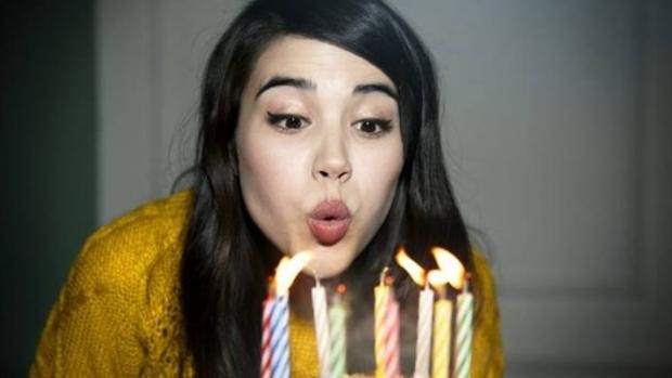 El curioso origen de soplar velas en el cumpleaños | Curiosidades