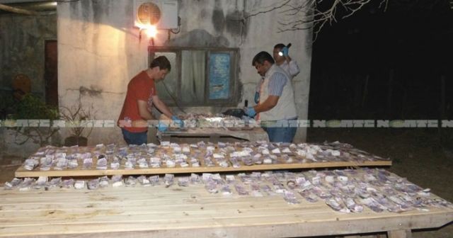 Hallaron en su patio medio millón de pesos en una bolsa con un extraño mensaje | Actualidad
