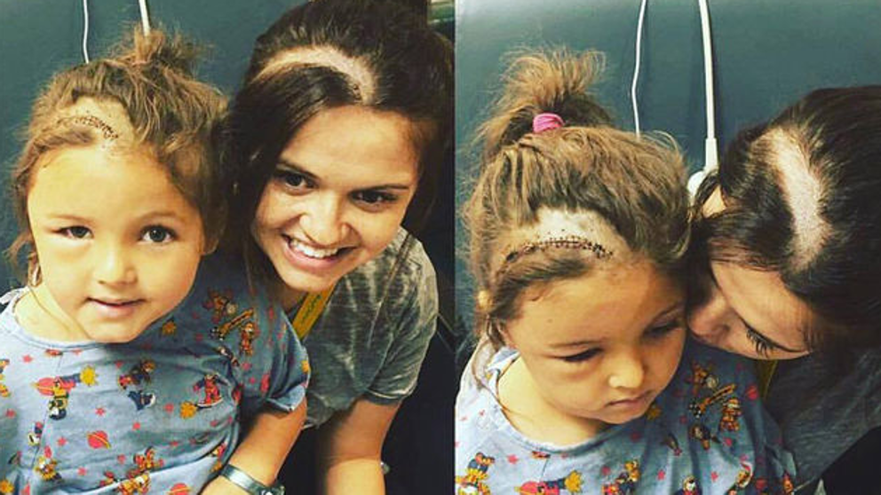 El emotivo gesto de una madre tras ser su hija operada de un tumor cerebral | Curiosidades