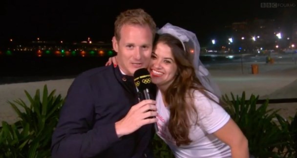 Insólito: una despedida de soltera interrumpió una cobertura de la BBC | Redes