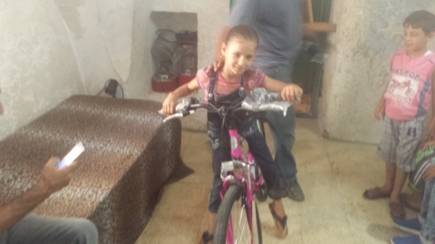 Un joven israelí le compró una bici a la nena palestina a la que los soldados le rompieron la que tenía | Internacionales