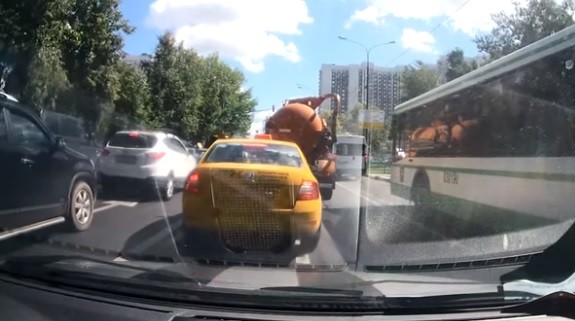 #EsViral Un camión lleno de material fecal estalla en medio del tránsito | Redes