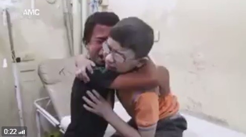 Desgarrador video de dos niños sirios tras perder a su hermano en un bombardeo | Internacionales