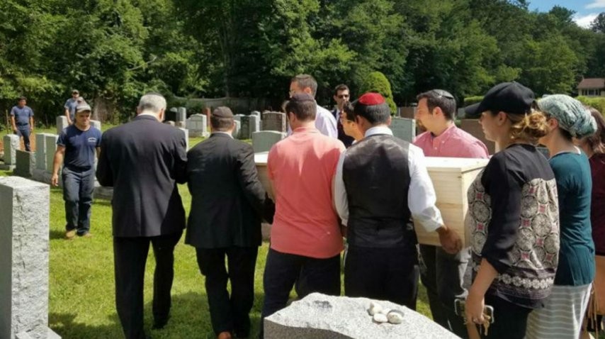 La historia de la mujer sin familia que fue enterrada por 30 extraños | Curiosidades