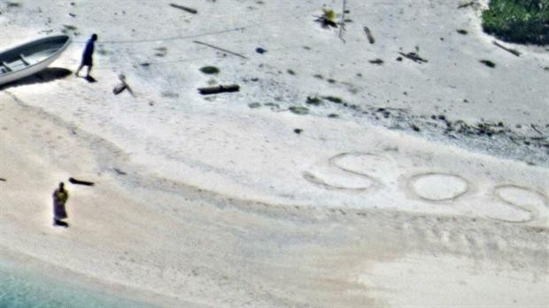 Naufragaron en una isla desierta y los rescatan tras escribir SOS en la arena | Curiosidades