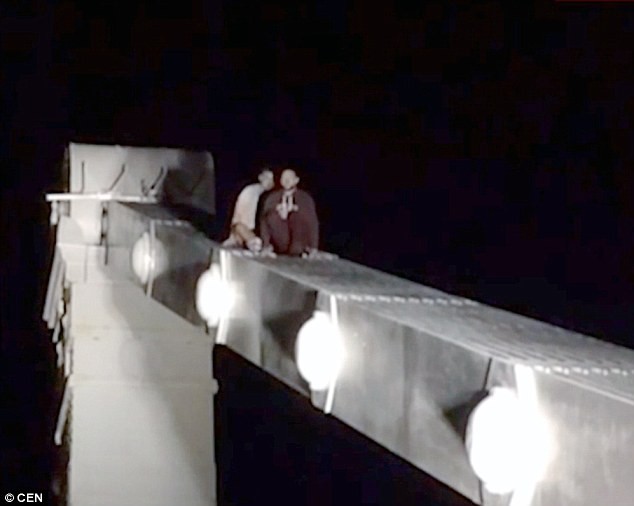 Intentó quitarse la vida pero se arrepintió: al bajar del puente cayó y murió | Internacionales