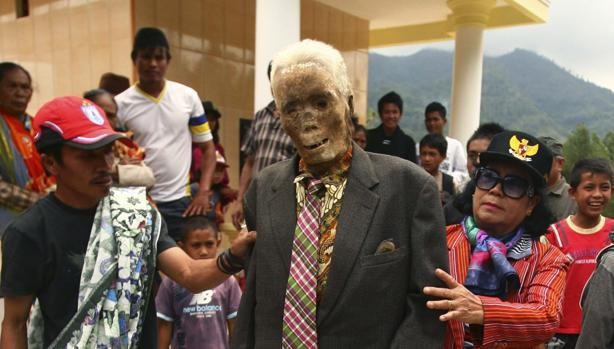 La tribu indonesia que desentierra a sus muertos para cambiarles la ropa y fotografiarse con ellos | Curiosidades
