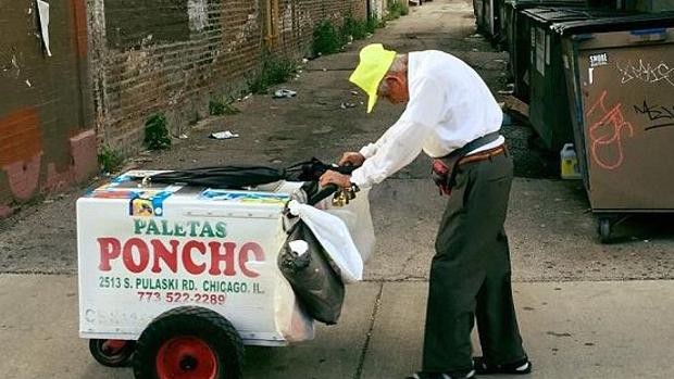Conmovedor: La foto publicada en Facebook que le cambió la vida a un heladero de 89 años | Redes