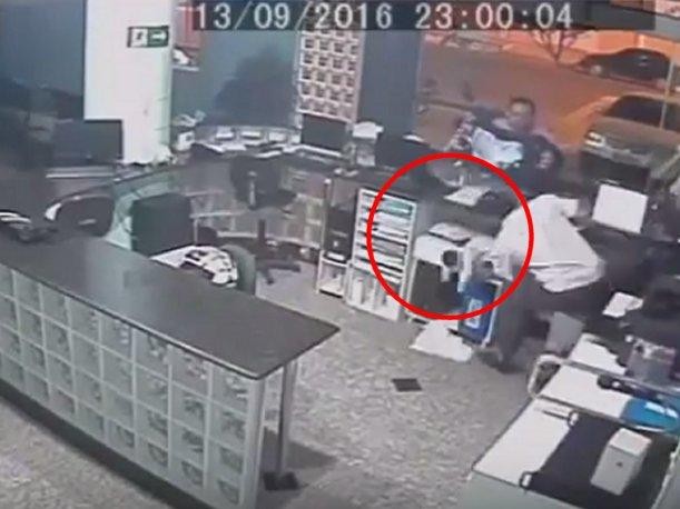 El recepcionista que atajó con una mano a un bebé que el padre dejó caer | Curiosidades