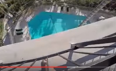 Vértigo en primera persona: se tiró de la terraza del hotel a la pileta | Curiosidades