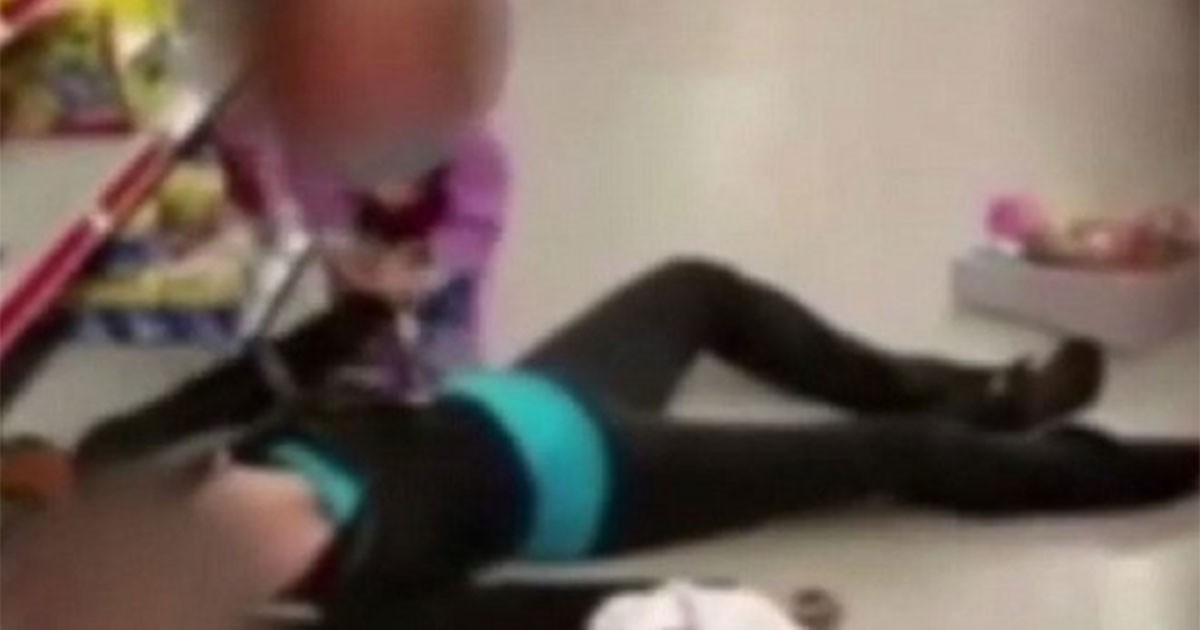 Quedó inconsciente por una sobredosis y su hija de dos años trató de reanimarla | Internacionales