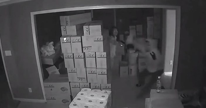 Tiros en pijama: les disparó a los ladrones que entraron a robar a su casa | Internacionales