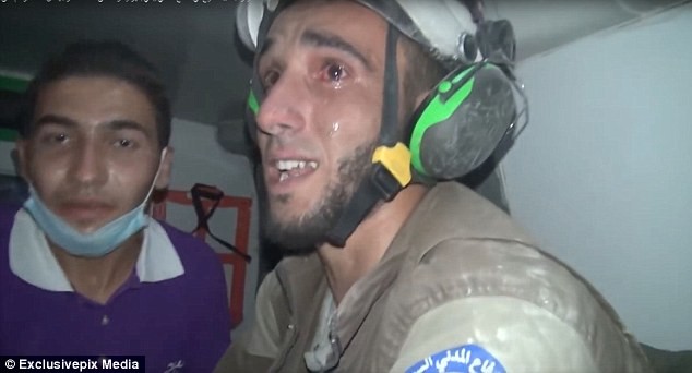 Video estremecedor: el llanto del rescatista al salvar a un bebé atrapado entre los escombros de Aleppo | Internacionales