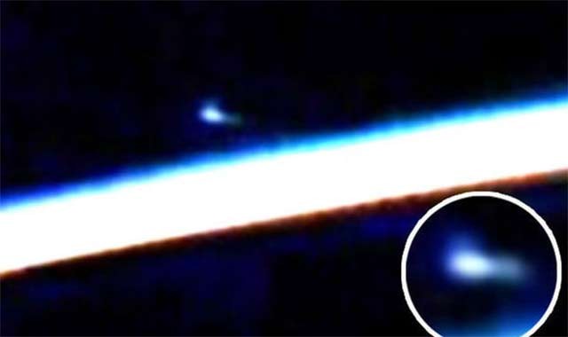 Video documento: ¿apareció un OVNI en una transmisión de la NASA? | Internacionales