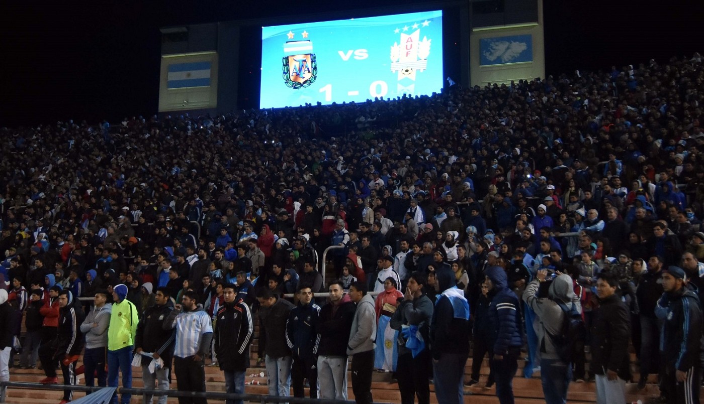 La FIFA sancionó a Argentina por conductas discriminatorias y antideportivas de sus hinchas | Deportes