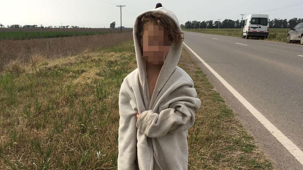 Un hombre casi atropella a una nenita de 4 años que caminaba sola por la ruta en Córdoba | Actualidad