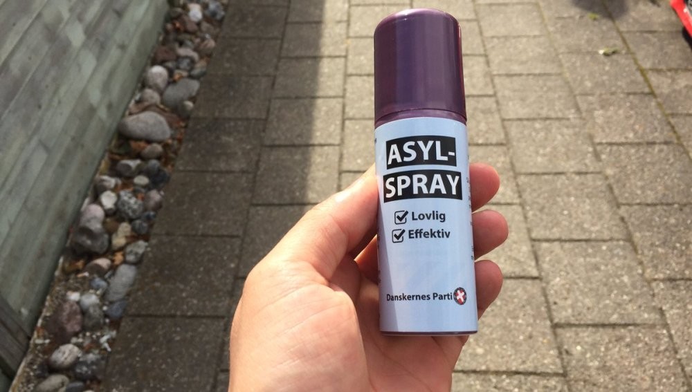 Político danés reparte aerosol "anti refugiados" | Internacionales