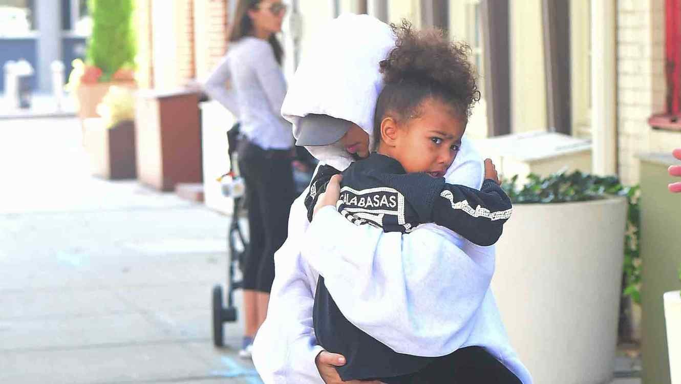 Kim Kardashian West sale a la calle por primera vez luego del robo en París | Espectáculos